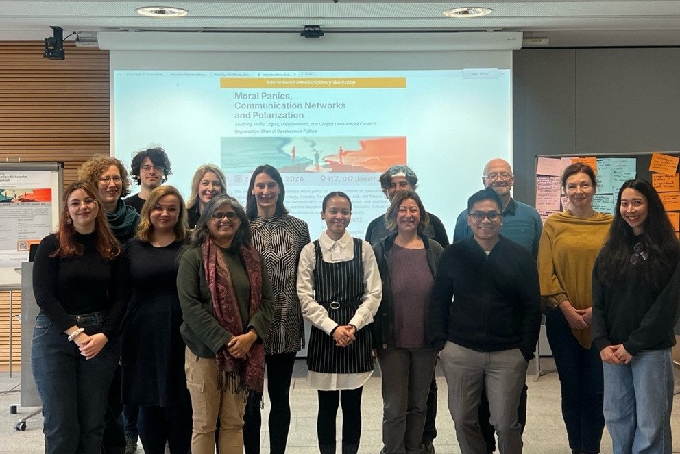 Left to right: Anna-Sophie Flesch, Laura Behrmann, David Borukhson, Marta Kozlowska, Salome Kandelaki, Gayathry Venkiteswaran, Melanie Radue, Val&eacute;ria Zimba, Boris Nieswand, &Uuml;lker S&ouml;zen, Min Htin Kyaw Lat, Wolfram Schaffar, Barbara Pasamonik, Bancharat Polpila.