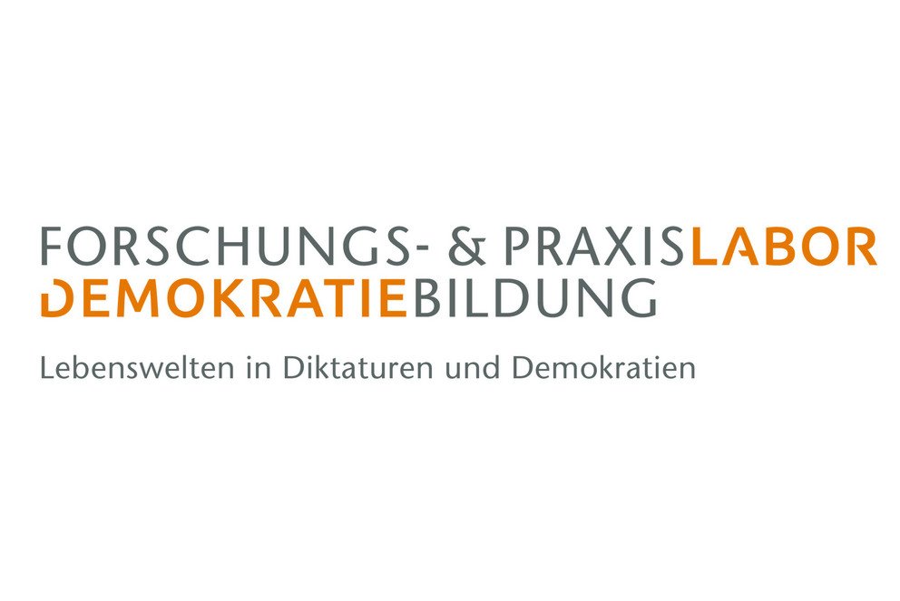 Das Forschungs- und Reflexionslabor Demokratiebildung in den Farben der Universität grau und orange.