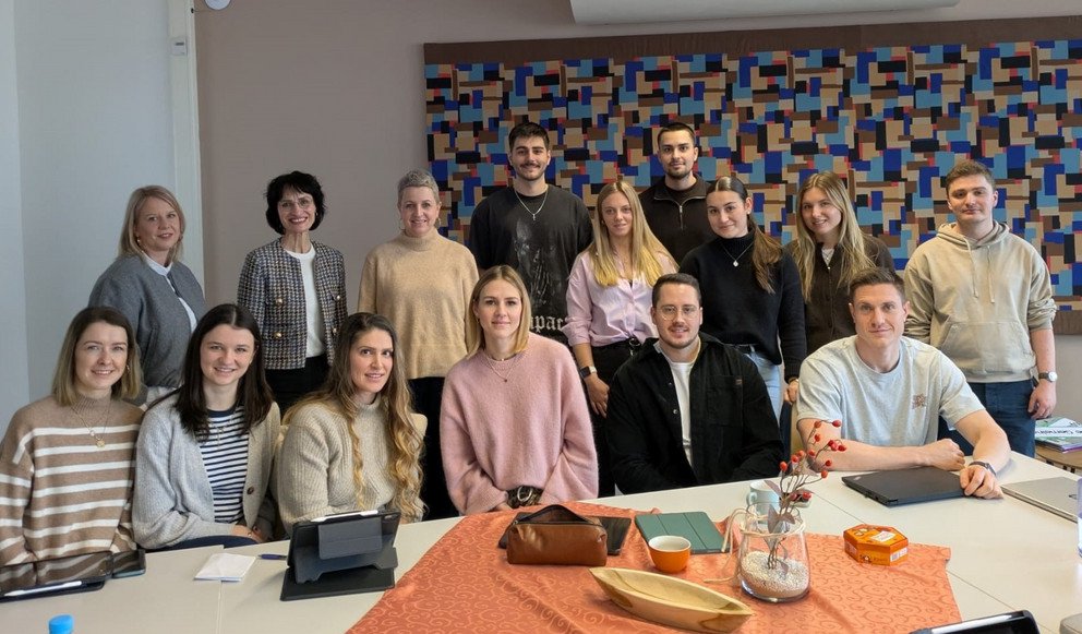 Dr. Doris Cihlars (2.v.l. stehend) bedankte sich bei Studienr&auml;tin Melanie Neulinger-Seil (3.v.l. stehend)  und Mittelschulmentorin Simone Rauch (1.v.l. stehend) f&uuml;r die Vernetzungsarbeit in den beiden  Lehrerbildungsphasen der Mittelschule; Foto: Universit&auml;t Passau