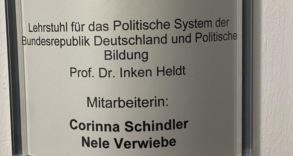Türschild von Corinna Schindler und Nele Verweise