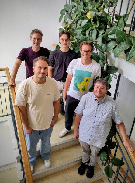 Der neu aufgestellte BNE-Bereich am ZLF der Universit&auml;t Passau: (v.l.) Prof. Dr. Andreas Eberth (Leiter), Alex Funk (abgeordnete Lehrkraft), Niklas Weinzierl (F&Ouml;J), Michael Fuchs (abgeordnete Lehrkraft), Florian Stelzer (stellvertretender Leiter); Foto: Luise Kwak