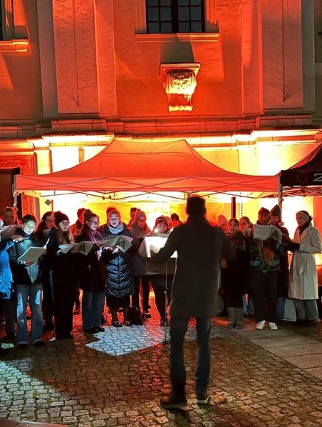 Der Studentenchor sorgte f&uuml;r Weihnachtsstimmung auf dem Wintermarkt; Foto: Universit&auml;t Passau