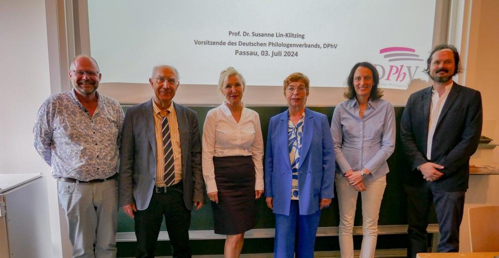 v.l. Prof. Dr. Jan-Oliver Decker (Geistes- und Kulturwissenschaftliche Fakultät), Prof. Dr. Rudolf Emons (stellv. Sprecher DHV Ortsgruppe), Prof. Dr. Christina Hansen (Vizepräsidentin), Prof. Dr. Susanne Lin-Klitzing (DPhV Vorsitzende), Prof. Dr. Daniela Wawra (Sprecherin DHV Ortsgruppe), Prof. Dr. Matthias Brandl (Vorstand Zentrum für Lehrbildung und Fachdidaktik)