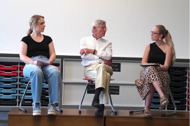 Bernd Dämmrich im Podiumsgespräch mit den Lehramtsstudentinnen Helena Altmannshofer (l.) und Celine Höpfl (r.)