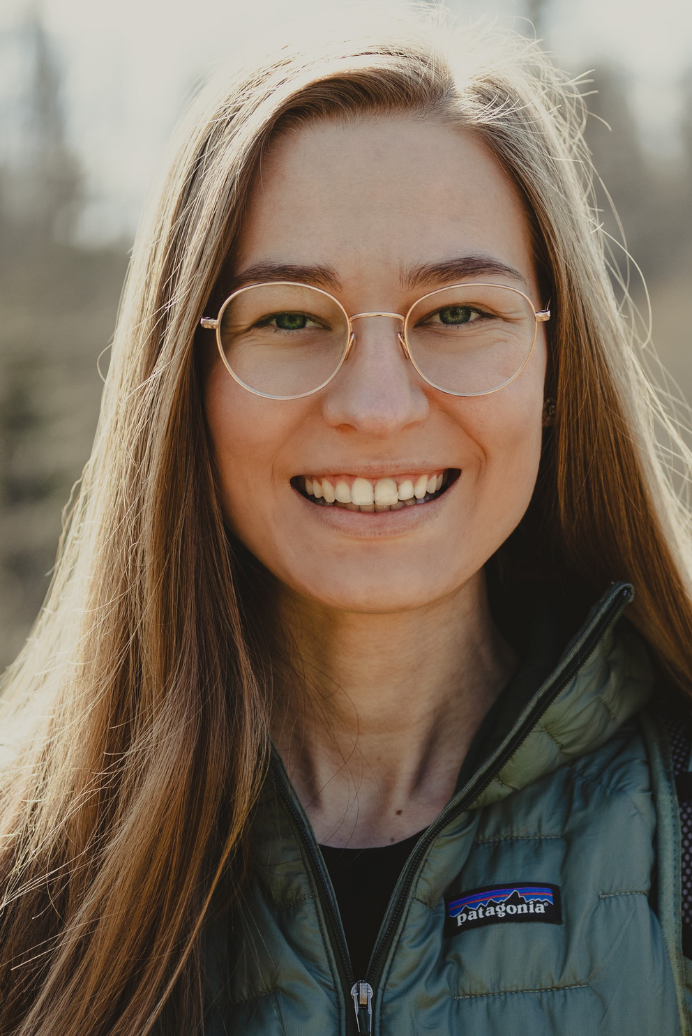 Lisa Woldrich, blonde Frau mit Brille