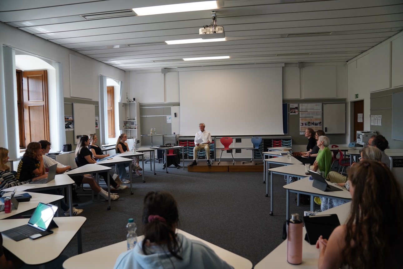 Bernd D&auml;mmrich erz&auml;hlt den Studierenden im DiLab der Universit&auml;t Passau eindr&uuml;cklich von den Diktaturerfahrungen seiner Familie in der DDR (Fotos: Paul Vollmer)
