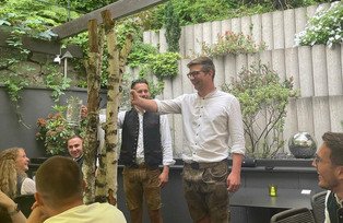 Zwei Männer beim Bierkrugstemmen