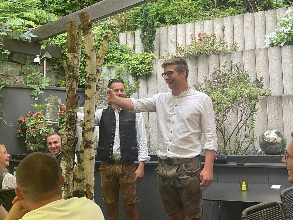 Zwei M&auml;nner beim Bierkrugstemmen