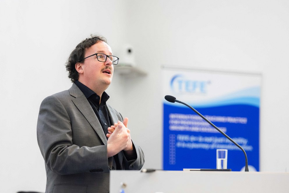 Dr. Jonas Scharfenberg (Universit&auml;t Passau) bei seinem Vortrag; Foto: S&uuml;db&ouml;hmische Universit&auml;t Budweis