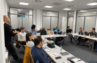 Workshop-Teilnehmer im Seminarraum