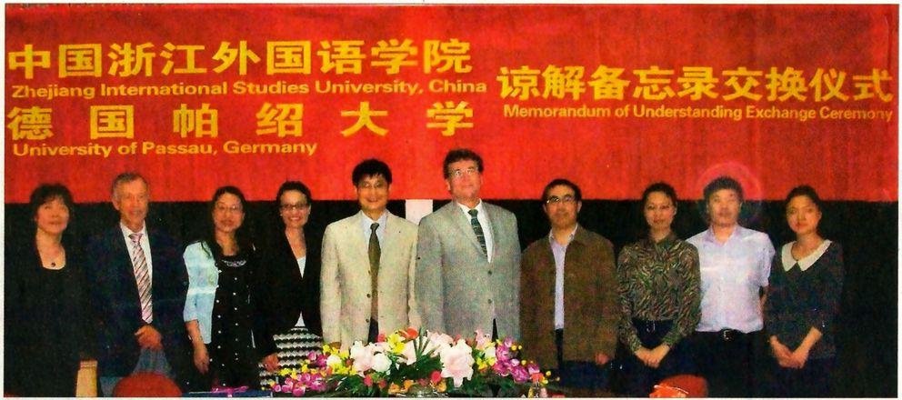 Deutsch-chinesischer Austausch (v.l.) Li Jiali, Prof. Dr. Ludwig Bauer, Prof. Dr. Wu Weidong, Dr. Doris Cihlars, Prof. Dr. Hong Gang, Prof. Dr. Norbert Seibert, Prof. Dr. Yinde Zhao und weitere Mitarbeiter
