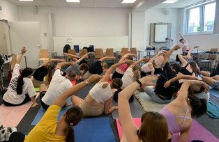 Gruppe macht Workouts
