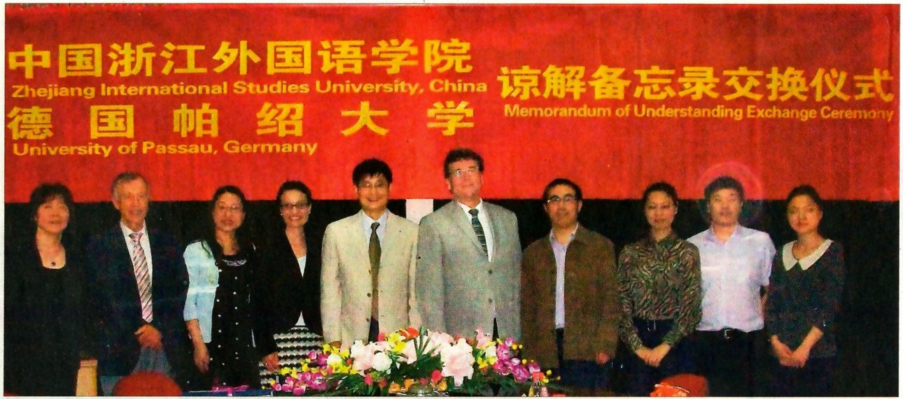 Deutsch-chinesischer Austausch (v.l.) Li Jiali, Prof. Dr. Ludwig Bauer, Prof. Dr. Wu Weidong, Dr. Doris Cihlars, Prof. Dr. Hong Gang, Prof. Dr. Norbert Seibert, Prof. Dr. Yinde Zhao und weitere Mitarbeiter