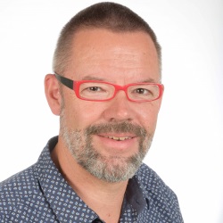 Prof. Gamerith mit oranger Brille und Bart